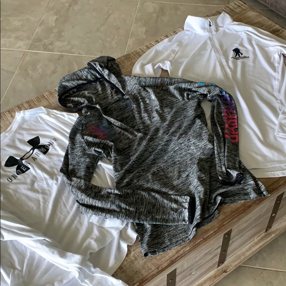 3 Under Armour Women’s Tops/Outerwear size small